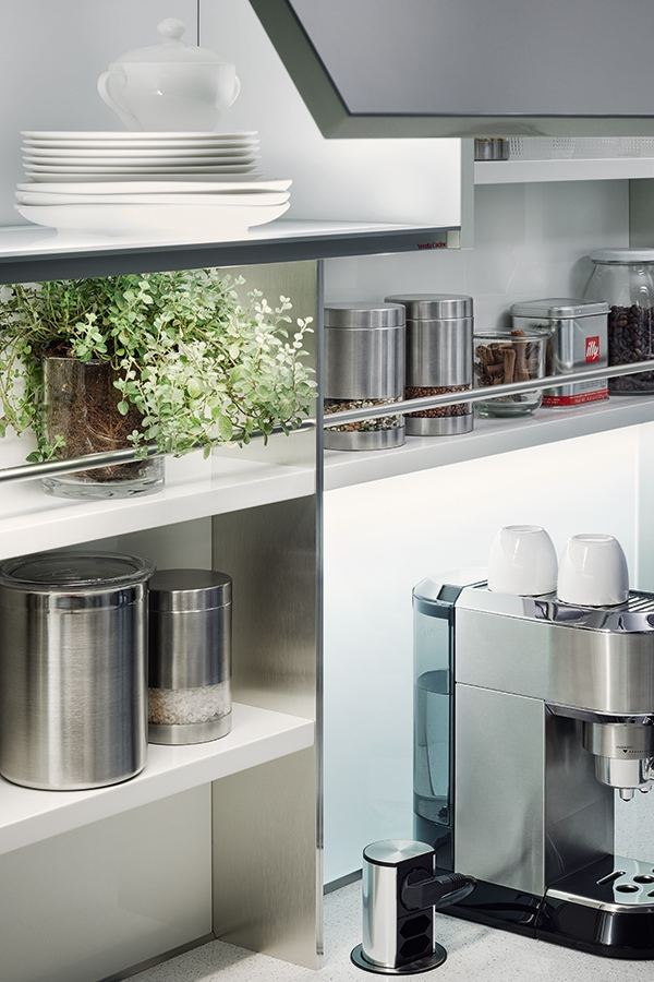 Pensili con fondo luminoso e apertura automatica