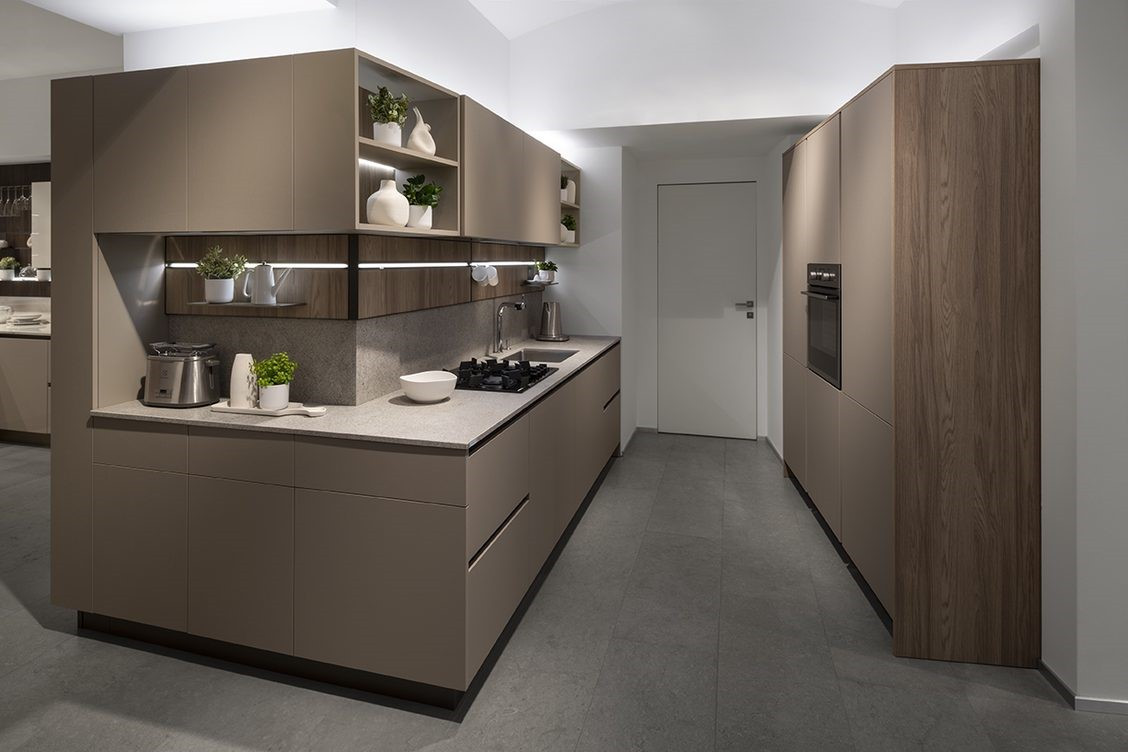 La cuisine linéaire double est une cuisine en ligne, installée sur deux parois. Découvrez pour quels espaces elle est plus adaptée et quelles sont ses caractéristiques !